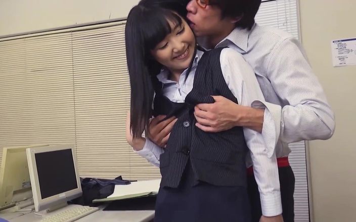 JAPAN IN LOVE: Japonské spodní prádlo scéna-4 japonská sekretářka Yui Watanabe si užívá...
