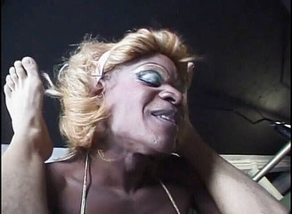 Shemale World: Skutečná stávkující černá shemale se chystá zničit bílého chlapce