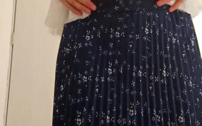 Kndy Kmille: Sexy Nalgona Masturbates in a Clothing Store