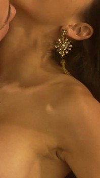 Flammande babes scen 1 underbar brunett klädd i en orientalisk stil jävla en enorm kuk.