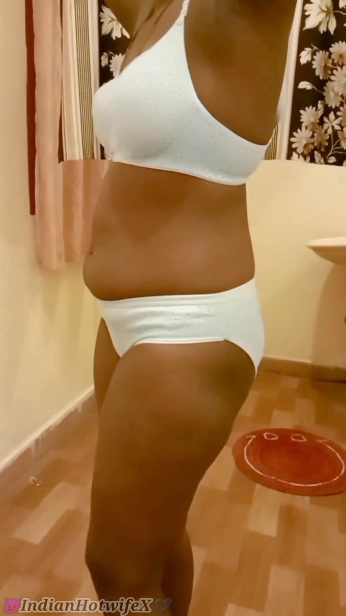 RenuRaj: 泰米尔德西荡妇人妻renu深喉口交公牛，绿帽男观看！Indianhotwifex