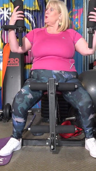 Auntjudys - catherine si cewek semok dengan berbulu lagi asik masturbasi di gym
