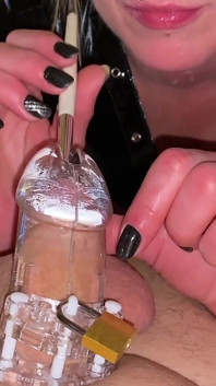 Orta yaşlı seksi kadın plastik bekaret kemeri içinde yarakla oynuyor