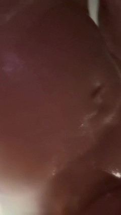 Alesyamuscledoll: Osprchuje mě