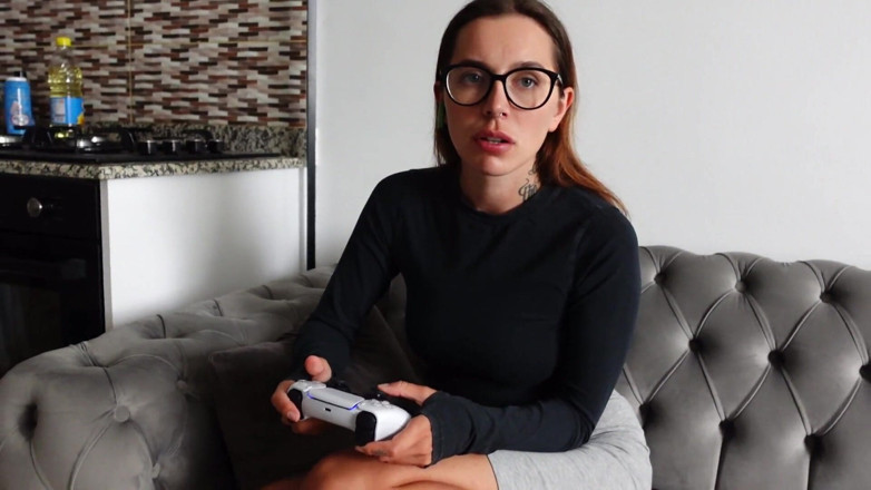 Ghomestory: Sexy Girlfriends Called a Guy for Sex