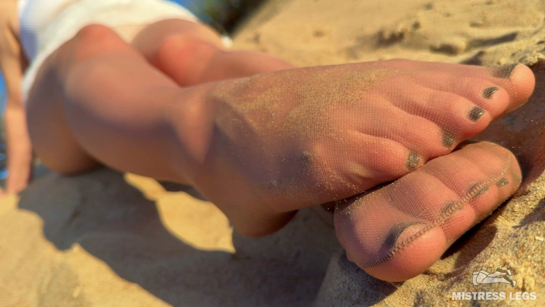 Mistress Legs: Spiaggia ignorare: le mie suole di nylon al sole, pigramente...