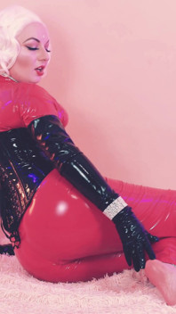 ¡La milf de látex más caliente ama el fetiche de pies y el juego pervertido! Arya Grander