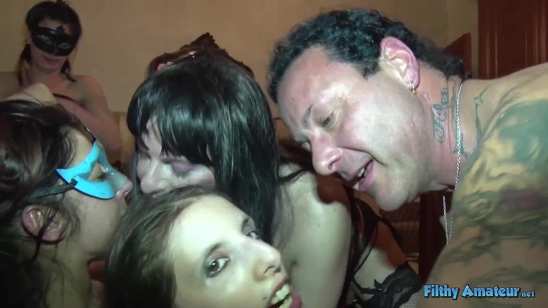 Filthy Amateur: Orgie privată reală de amatori cu surori vitregă și travestit