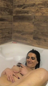 Bonita sugar babe jeans apertados provocando com mega orgasmo na banheira em casa enquanto fuma