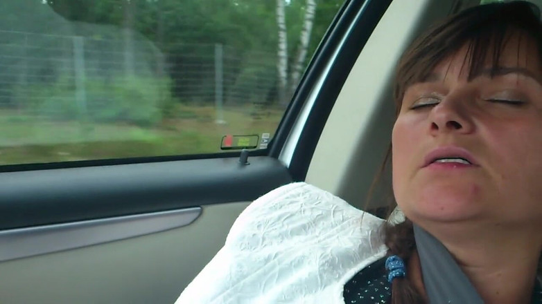 Martakiko studio: びしょ濡れでムラムラ - 夫が運転している間、私は自分自身を激しく指で動かします!