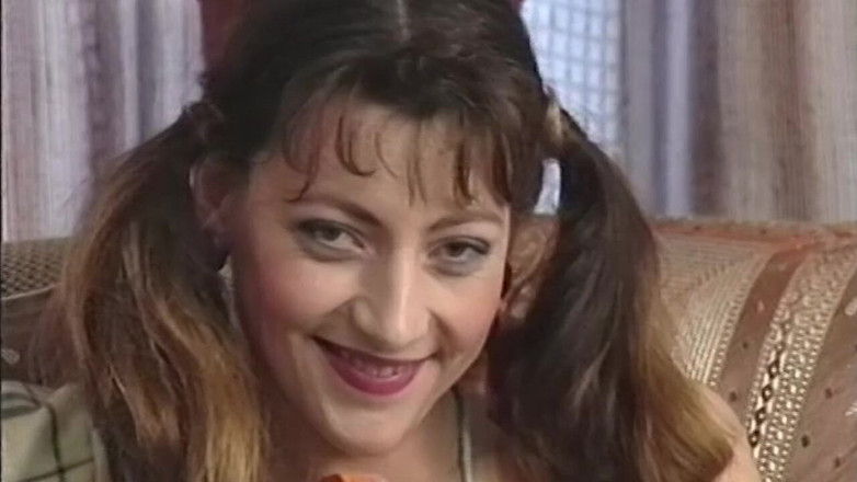 VHS-Vixxxen: 他在继妹的年轻阴户上玩耍