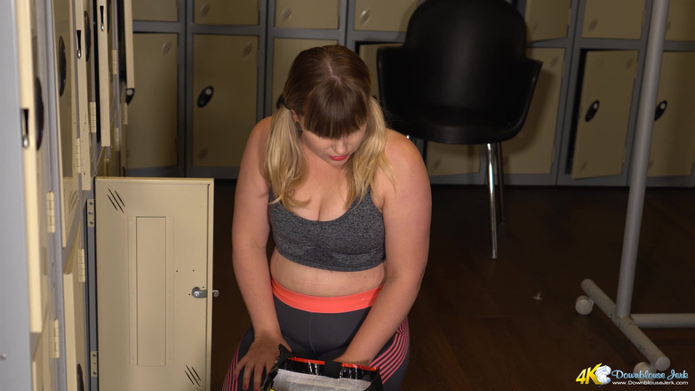 DownblouseJerk: Anna Belle - Потная в спортзале