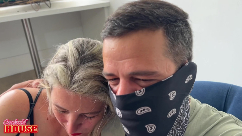 CuckoldHouse: Aldatılan Kocasının Arkadaşlarıyla Cinsel Ilişkiye Girebilmesi Için Tek Bir Şartı Vardı:...