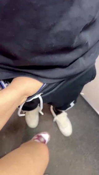 Celine: Sexy výtah flirtuje s mým sousedem - zvu ho, aby mě...