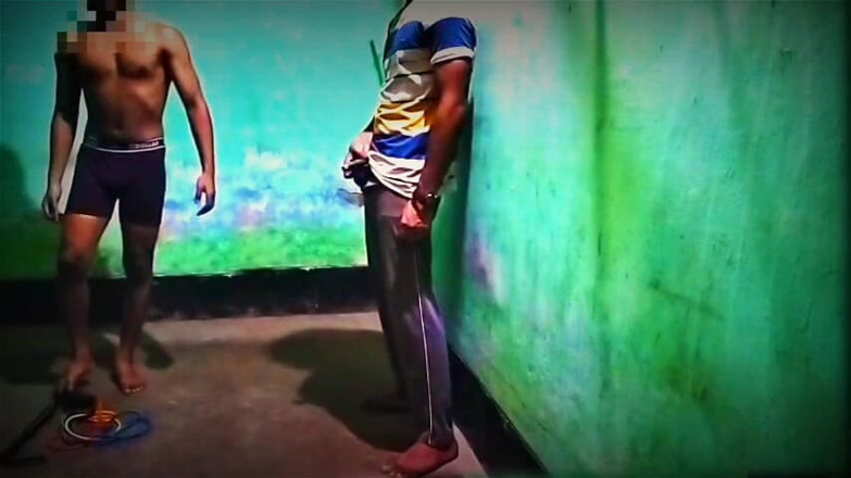 Desi Tits: Jimnastikçi adam twink oğlan eşcinsel pornosuyla sikişiyor