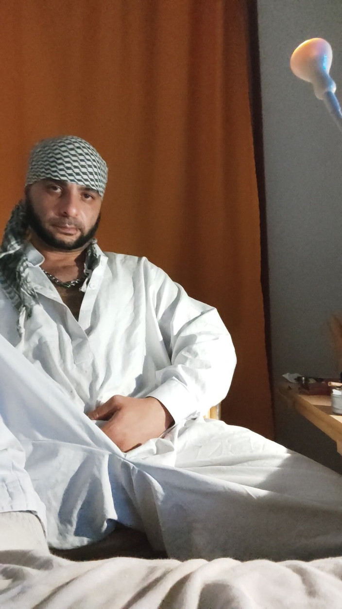 SmokedAlloy2: Dirtyjunkbro ubrany w afgańskie ubrania, skarpetki pokładowe sikają do środka i...