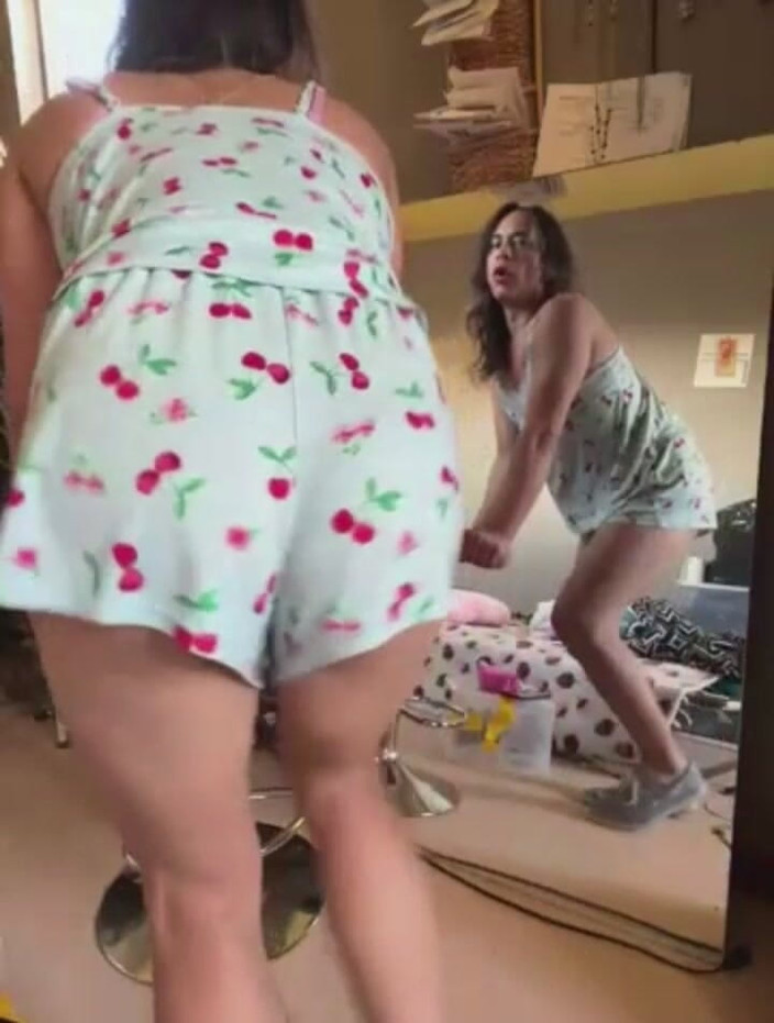 TSJade95: チェリー色のパジャマでトゥワークする