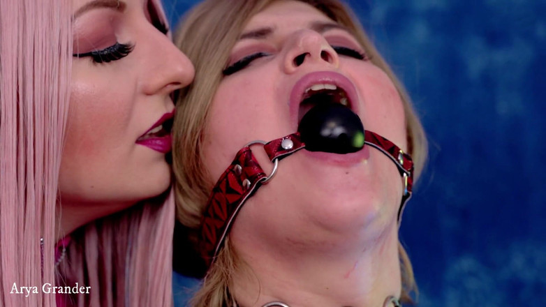 Arya Grander: Smyslná hra s gagem a ledem. Dvě sexy BDSM lesbičky...