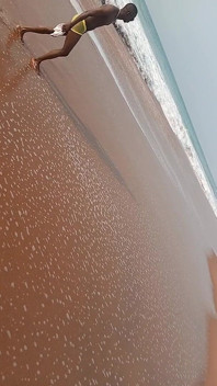 Zabawa na plaży w Kotonu po raz pierwszy