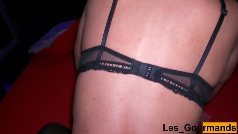Les Gourmands: MILF in schwarzen dessous bekommt doggystyle mit muschifüllung von oben...