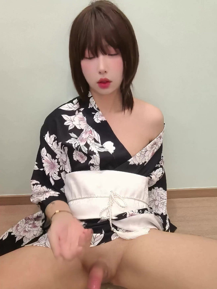 CD_XiXiouo: Ladyboy asiatica super carina che gioca con il suo grosso...