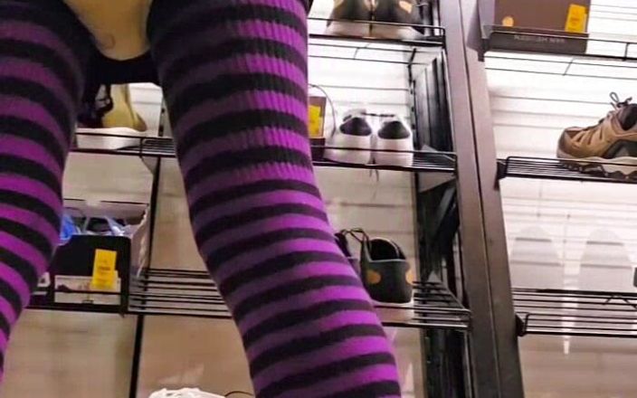 Kinkytwinkpamps: Il femboy si bagna al centro commerciale