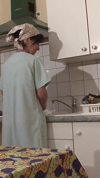 배다른 아들의 젊은 친구를 유혹하는 미시 새엄마