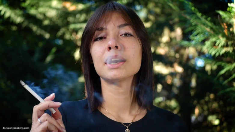 Russian Smokers: Sladká ruská kráska kouří cigaretu v přírodě