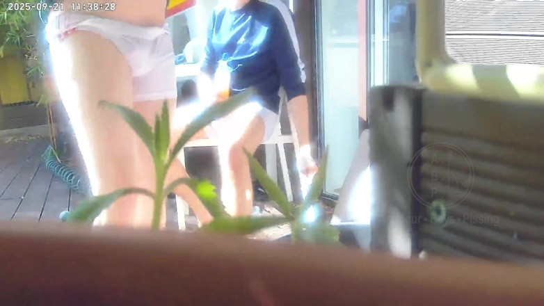 AmateurBoysPissing: Rudowłosy chłopak próbuje w butelkę ukrywając się przed współlokatorem. Złapany,...