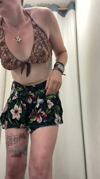 Striptease en una tienda mientras me desnudo para probarme vestidos y un top bikini