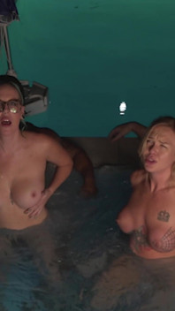 Whirlpool-orgie W / Deliah Grace & Nikki Zee
