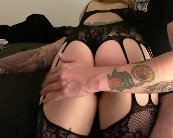 thefetishcouplebr: 장난꾸러기 빨간 머리가 창녀라는 이유로 구타를 당한다