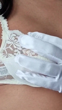 Reggiseno in pizzo bianco e guanti di raso