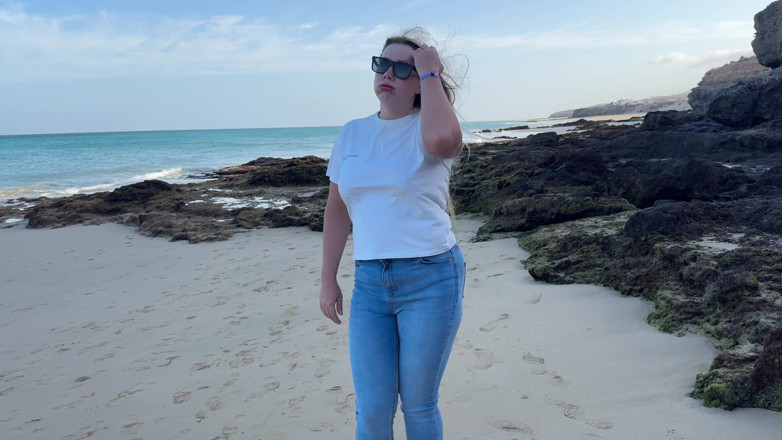 Emma Voyeur: Мочусь В Обтягивающих Джинсах На Пляже