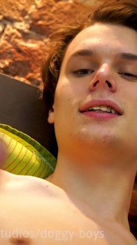Geiler gut bestückter teen-twinkboy wichst solo