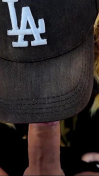 La madrastra se corrió accidentalmente, ayudando a su hijastra a entrar en sus bragas