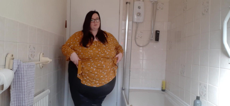 SSBBWLadyBrads: एसएसबीबीडब्ल्यू खूबसूरत विशालकाय महिला चमड़े की लेगिंग और थोंग पहनती है