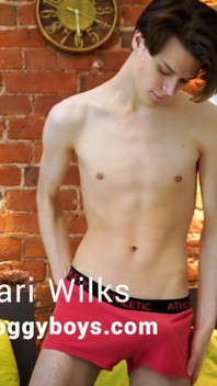Geiler gut bestückter teen-twinkboy wichst solo