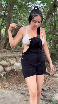 강에서 알몸으로 수줍은 섹시한 소녀를 지켜보고 야외에서 풍성한 하드 섹스를 끝내는 라틴 남자