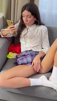 Student a futut o mamă sexy țâțoasă și pe fiica ei vitregă după ce s-a mutat în apartamentul lor