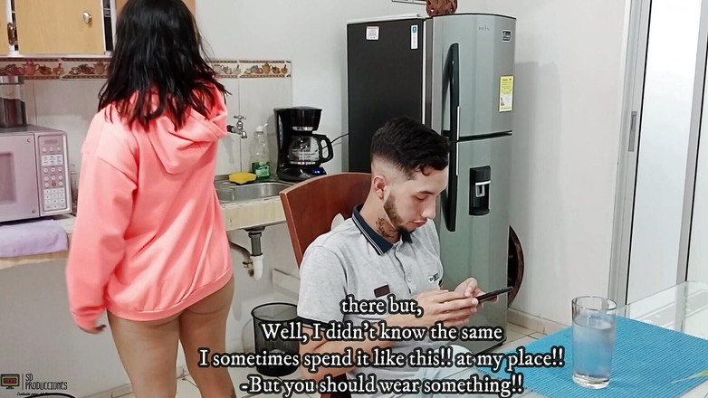 Vayolet: 我好朋友的大屁股继女非常放荡，我最后操了她的阴户 - 西班牙语色情