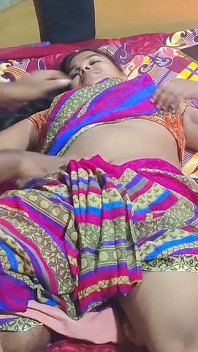 भाभी को सेक्सी वीडियो दिखाया, उसकी चूत में उंगली की और उसे नग्न चोदा