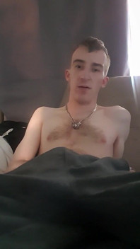 Une fille mince avec une énorme bite flaseuse