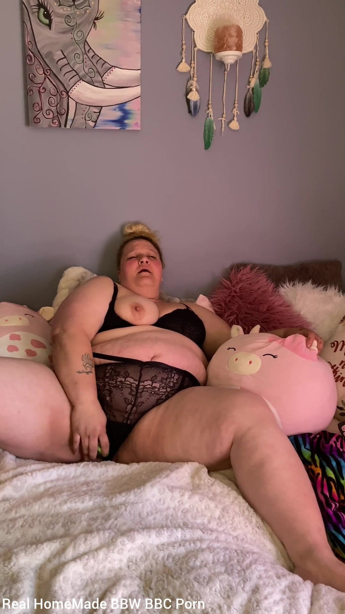 YoungEnglishBBW: Spremendo le mie grandi tette mi scopando la figa con...