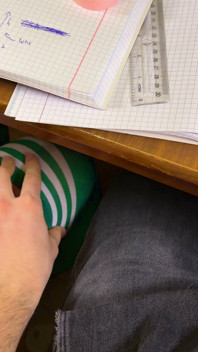 Awek sekolah memberikannya handjob dalam kelas matema di bawah meja di kolej. Melancap berisiko di Kelas Awam.
