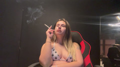 NipsAndStrips: La tua bionda perfetta fuma nel reggiseno