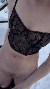 Drumeția romantică pe zăpadă se termină cu tratament tare pentru câini și facial!