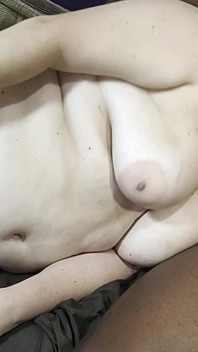 Jag räknar varje jävla stön till cuckolden och säger åt honom att komma medan han lyssnar