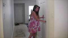 Nikki Nevada: La milf incinta Nikki deve fare pipì ma il bagno è...