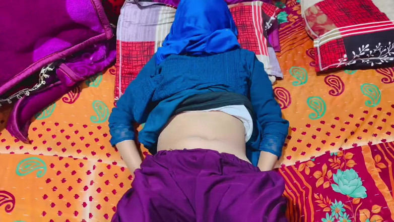 Cutesaritabhabhi: 18 yaşındaki genç kız amcığını sikiyor